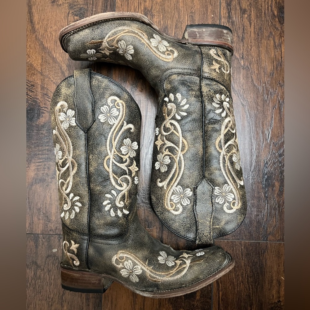 Beautiful cowgirl boots!